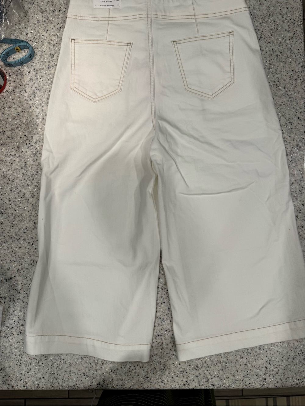 NWT! Chico's Cream High-Rise Faux Button-Front Pull On Capris Sz. 10(1.5) - Picture 2 of 6